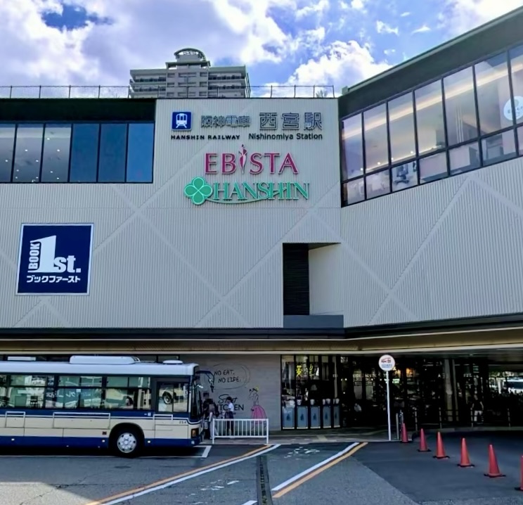 阪神西宮駅周辺の航空写真（駅前の便利さと住宅地の静けさが近い距離で共存する様子）